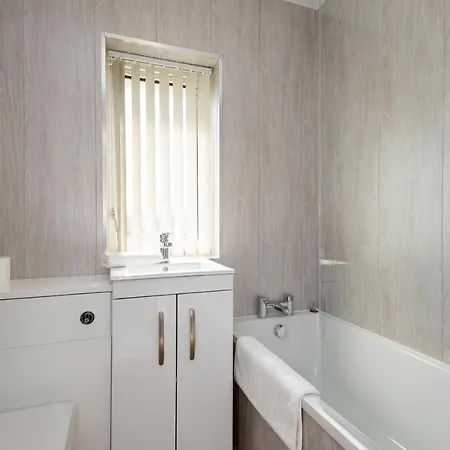 A Cosy, Modern 3 Bedroom House In 펜션