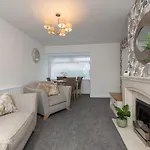 A Cosy, Modern 3 Bedroom House In Дом отдыха
