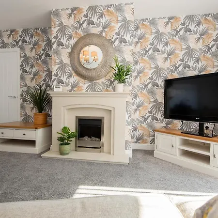 A Cosy, Modern 3 Bedroom House In *