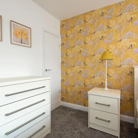 A Cosy, Modern 3 Bedroom House In