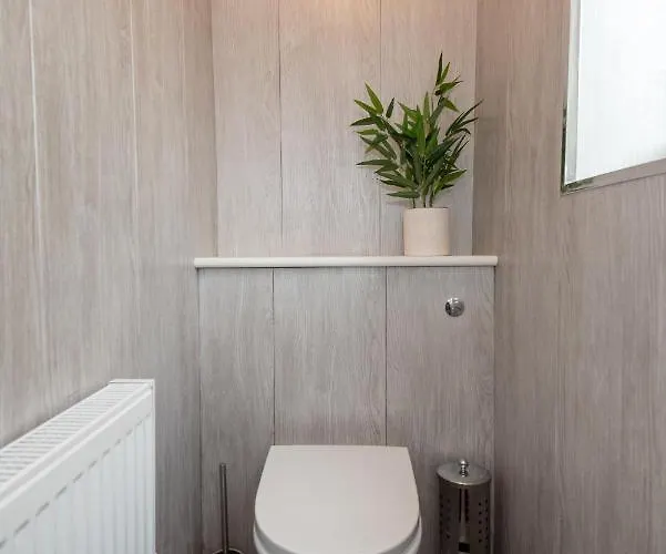 Holiday home A Cosy, Modern 3 Bedroom House In *