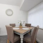Dom wakacyjny A Cosy, Modern 3 Bedroom House In *