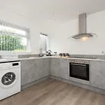 A Cosy, Modern 3 Bedroom House In