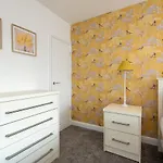 A Cosy, Modern 3 Bedroom House In